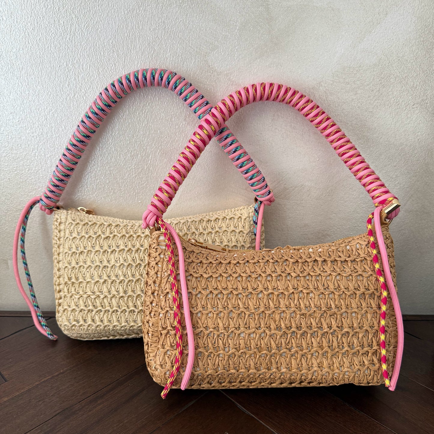 Bolso Rafia con diseño único y asa trenzada en rosa