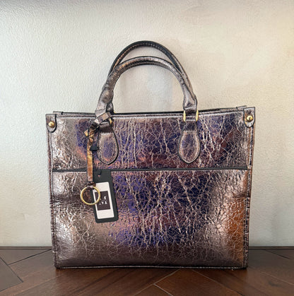 Cartera metalizada con con asa de mano y asa larga.