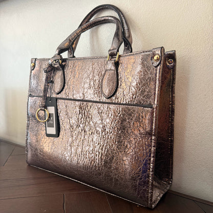 Cartera metalizada con con asa de mano y asa larga.