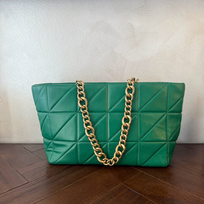 Bolso acolchado con asas de cadena dorada.