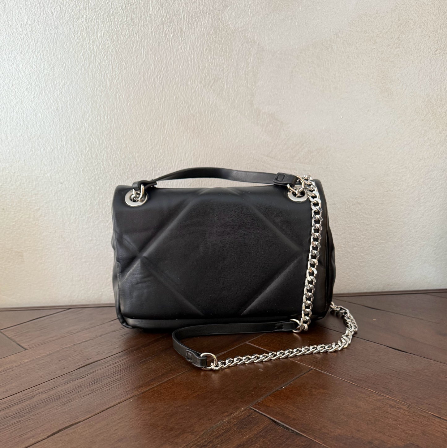 Bolso acolchado con cadena plateada metálica