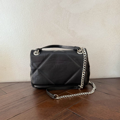 Bolso acolchado con cadena plateada metálica