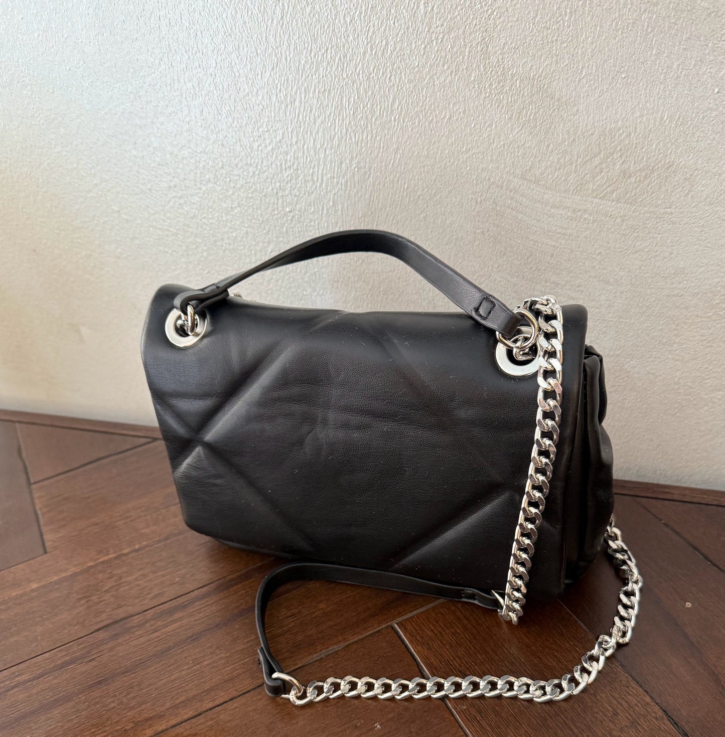 Bolso acolchado con cadena plateada metálica