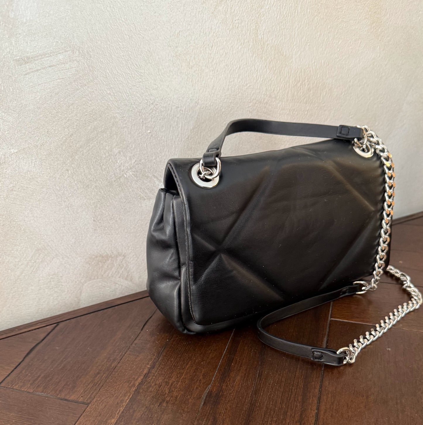Bolso acolchado con cadena plateada metálica