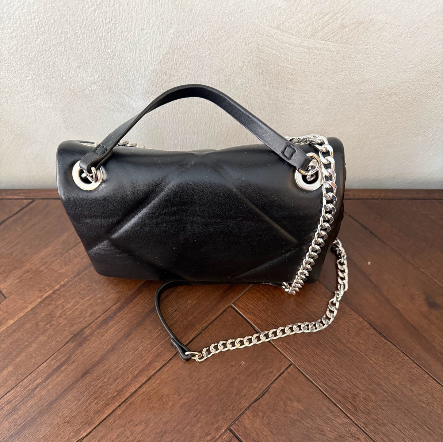 Bolso acolchado con cadena plateada metálica