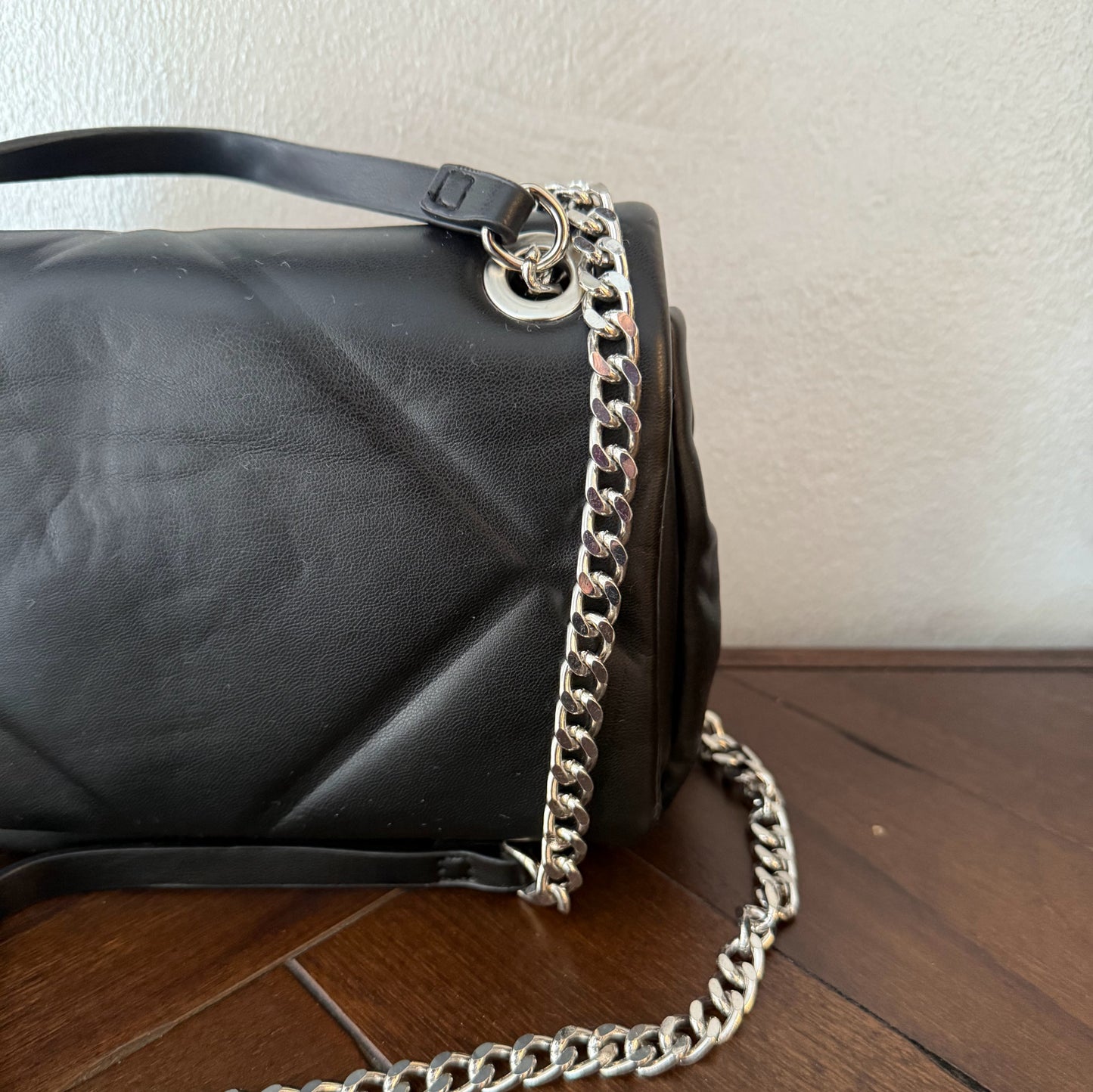 Bolso acolchado con cadena plateada metálica