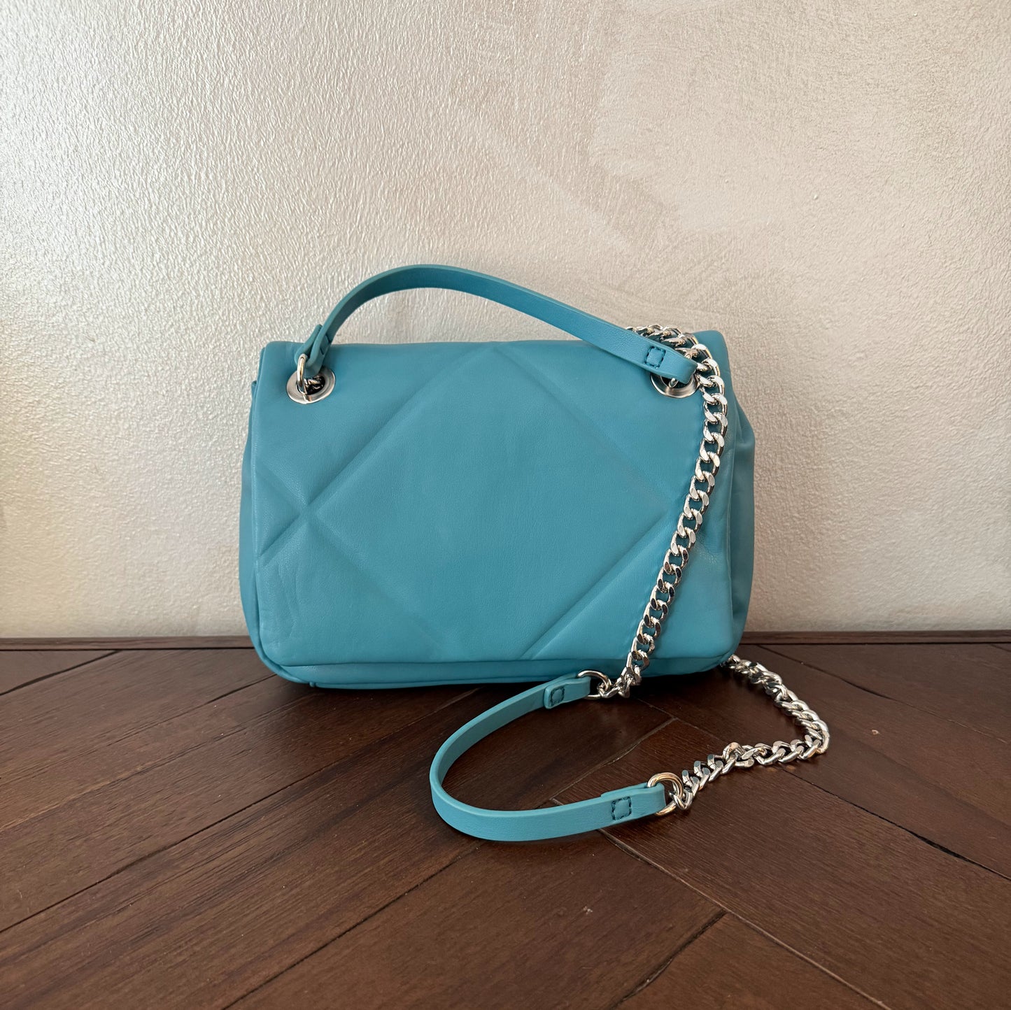 Bolso acolchado con cadena plateada metálica