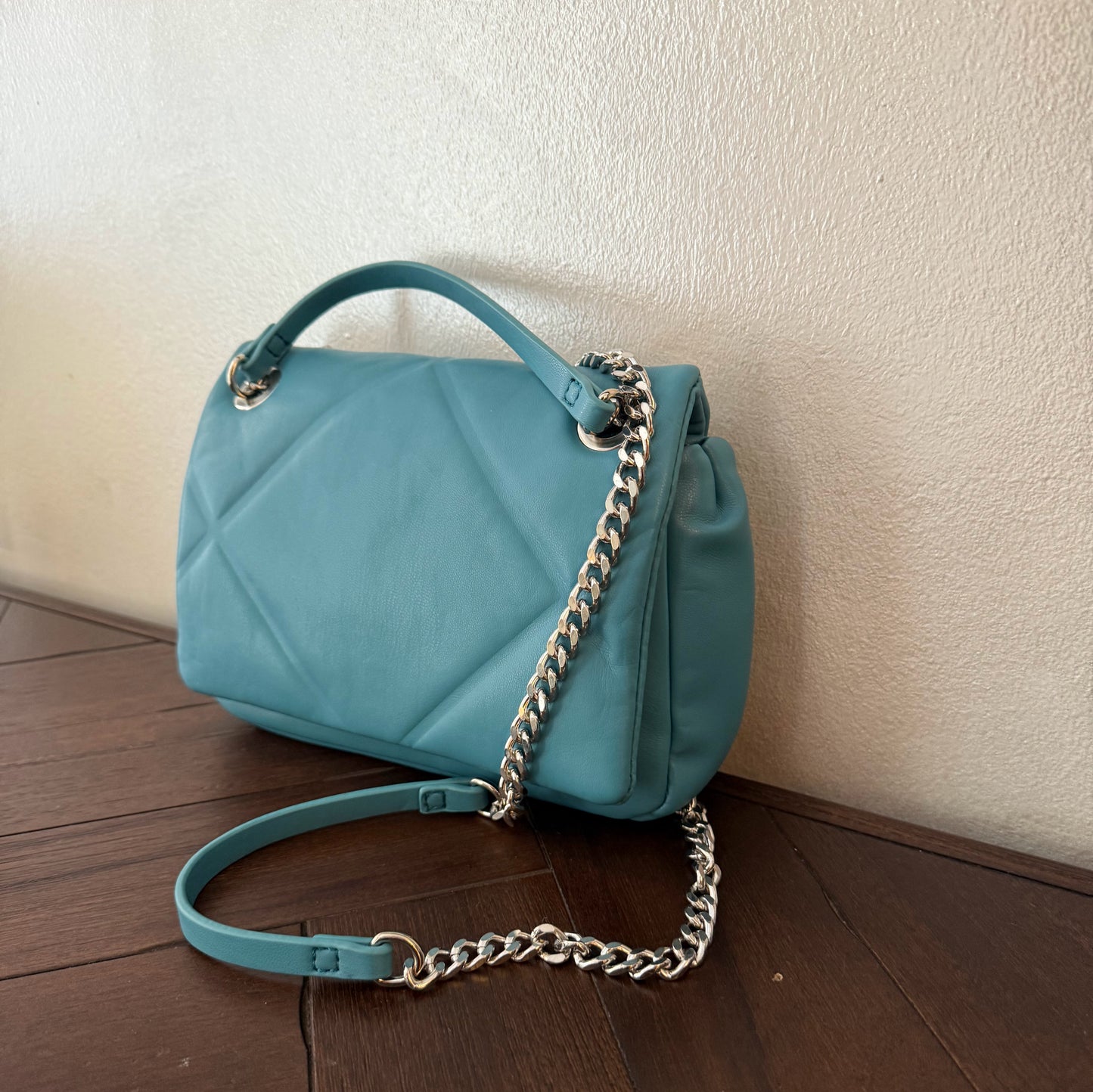 Bolso acolchado con cadena plateada metálica
