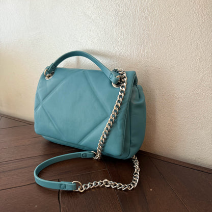 Bolso acolchado con cadena plateada metálica