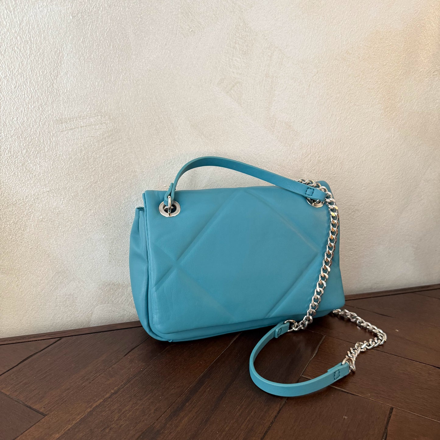 Bolso acolchado con cadena plateada metálica
