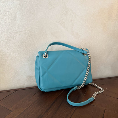 Bolso acolchado con cadena plateada metálica
