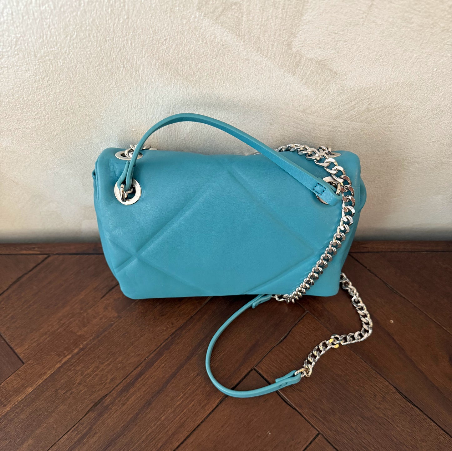 Bolso acolchado con cadena plateada metálica