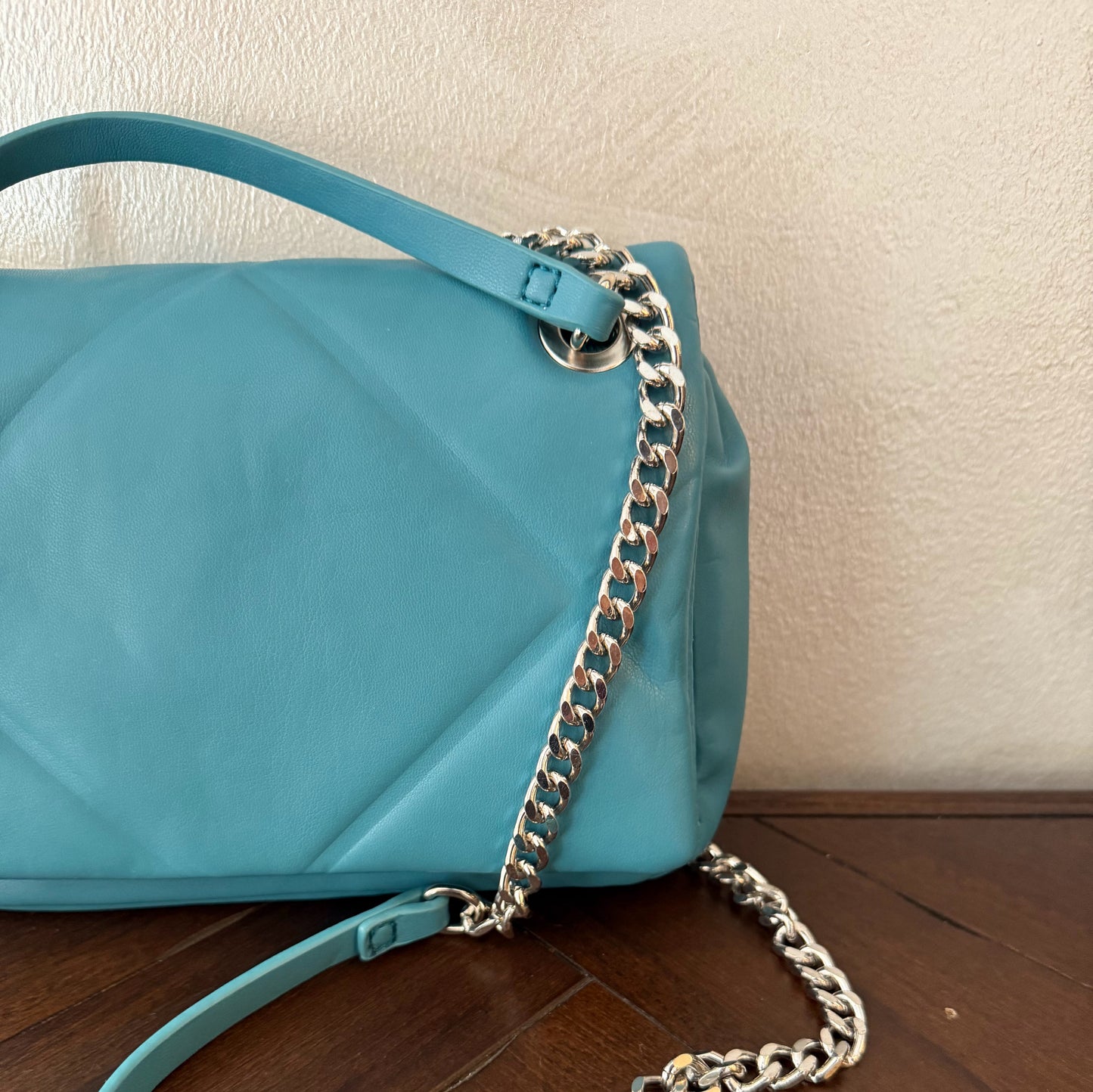 Bolso acolchado con cadena plateada metálica