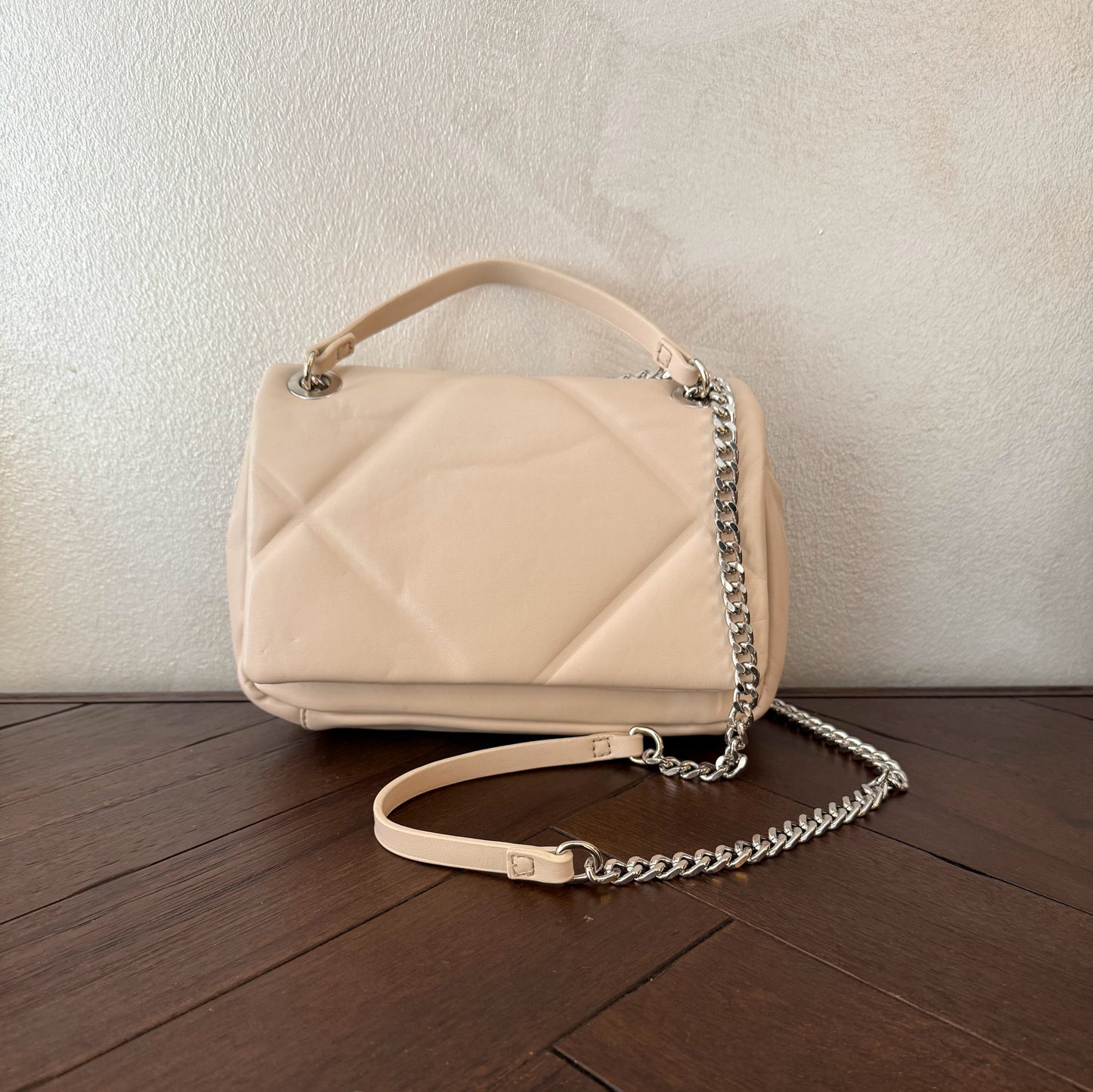 Bolso acolchado con cadena plateada metálica