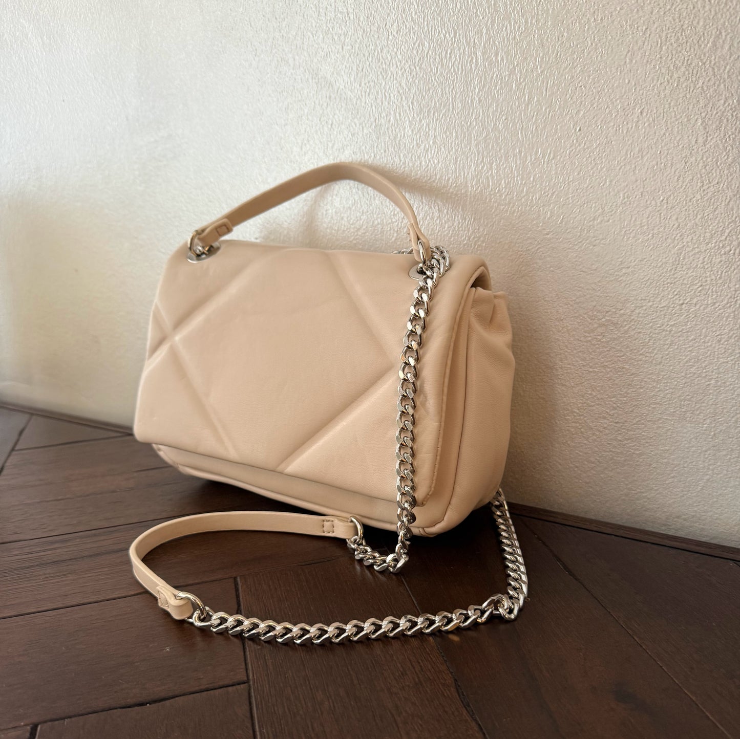 Bolso acolchado con cadena plateada metálica