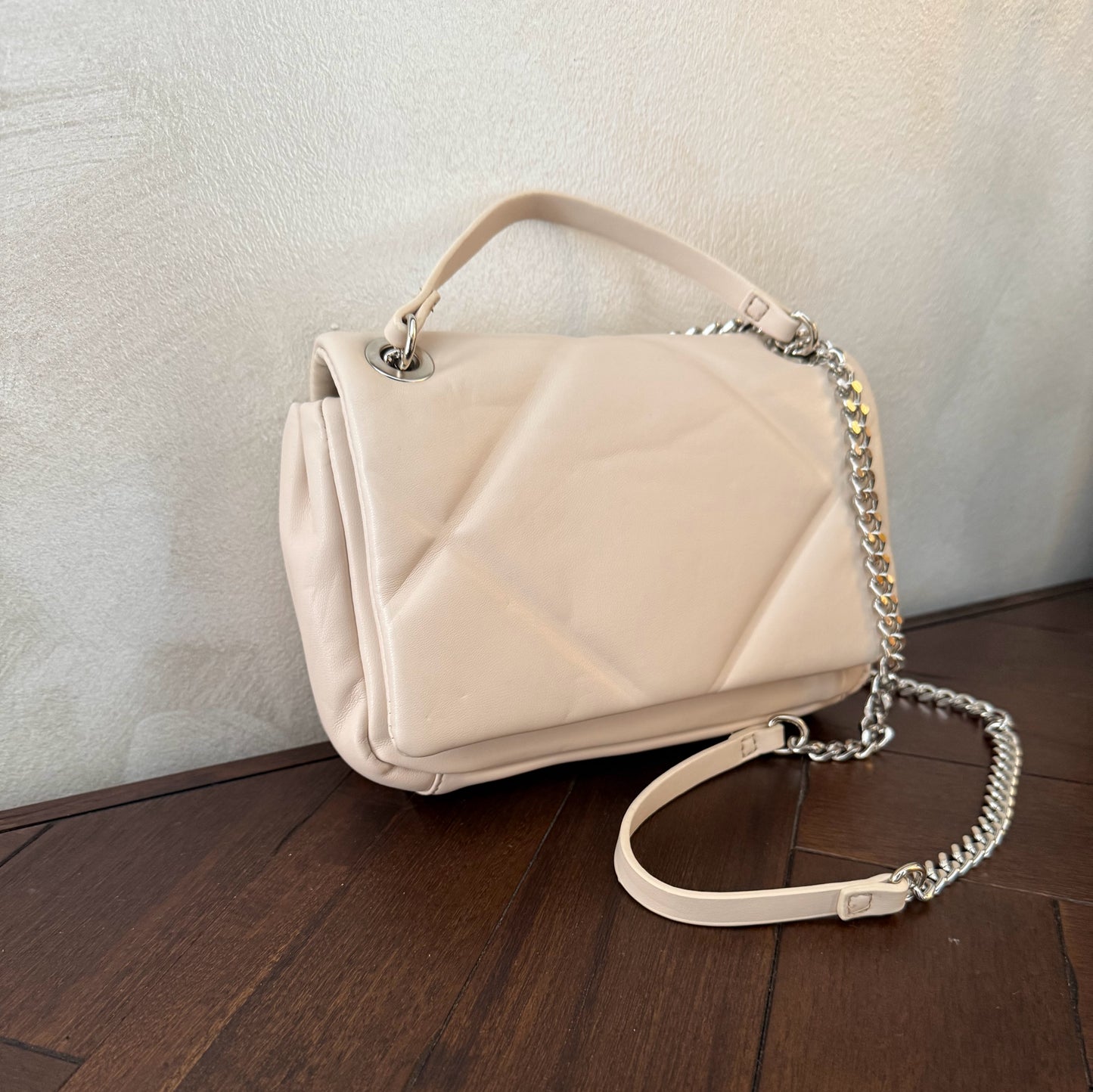 Bolso acolchado con cadena plateada metálica