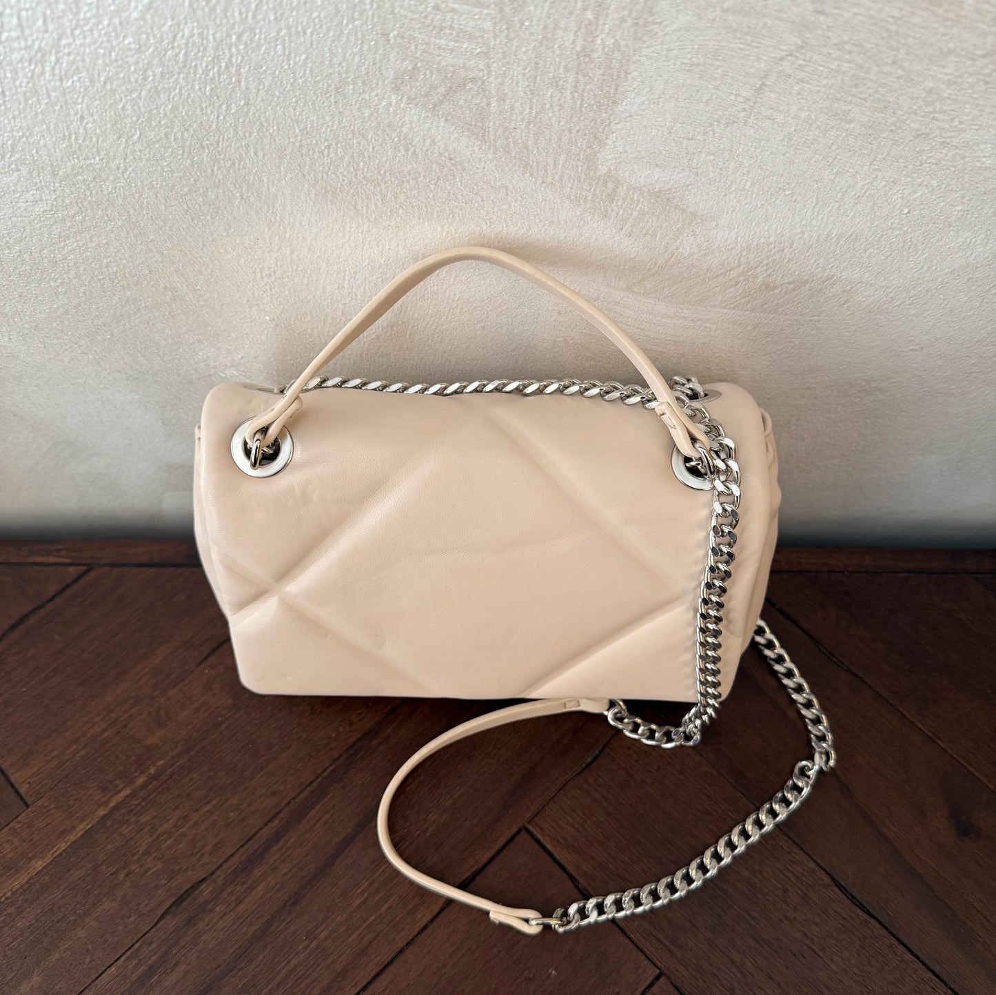 Bolso acolchado con cadena plateada metálica