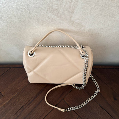 Bolso acolchado con cadena plateada metálica