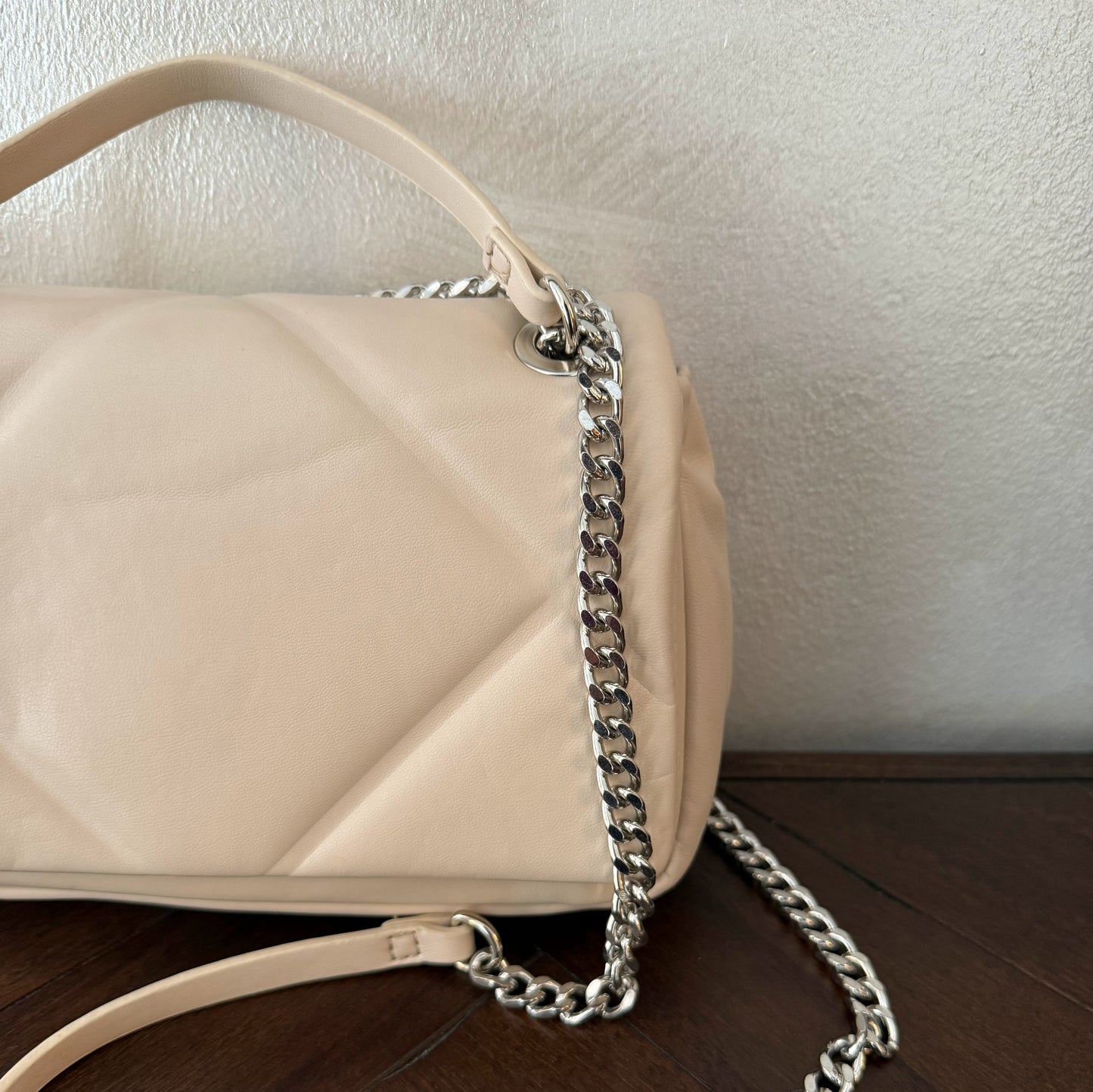 Bolso acolchado con cadena plateada metálica