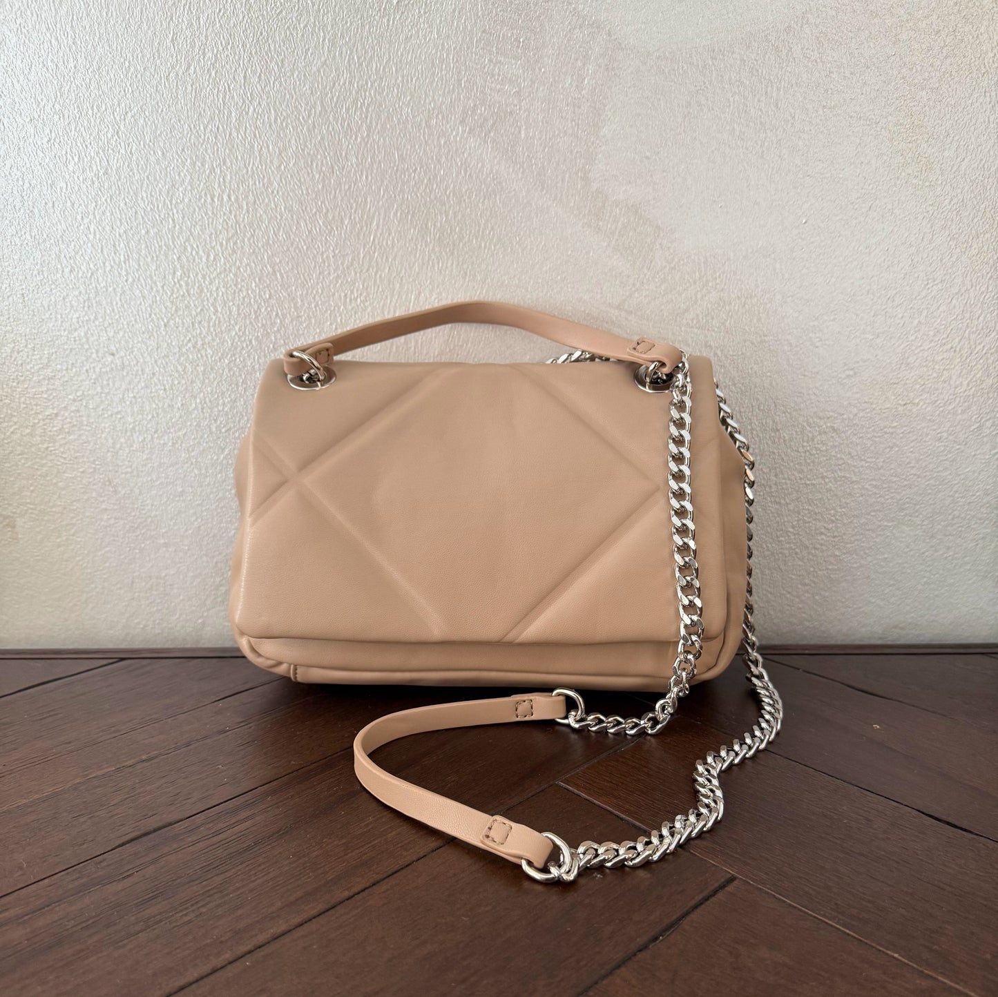 Bolso acolchado con cadena plateada metálica