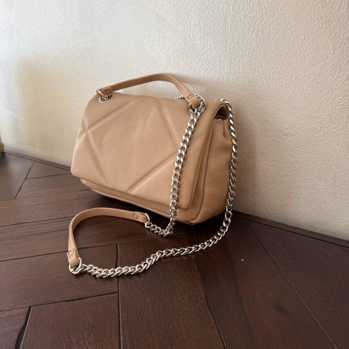 Bolso acolchado con cadena plateada metálica
