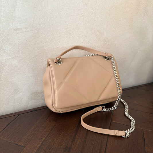 Bolso acolchado con cadena plateada metálica