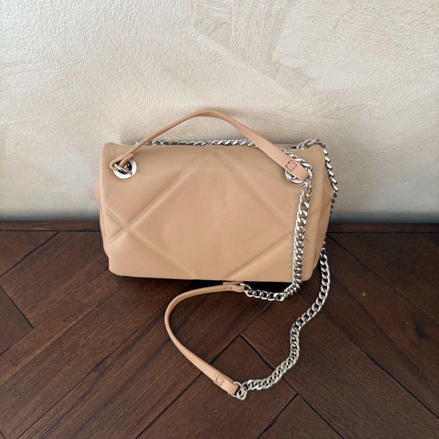 Bolso acolchado con cadena plateada metálica