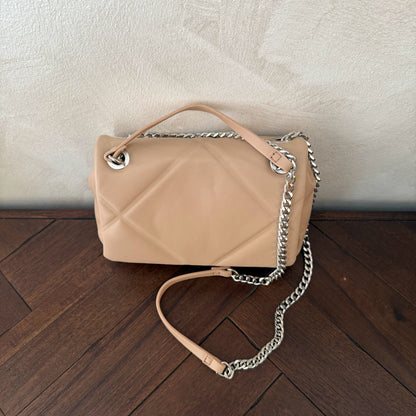 Bolso acolchado con cadena plateada metálica