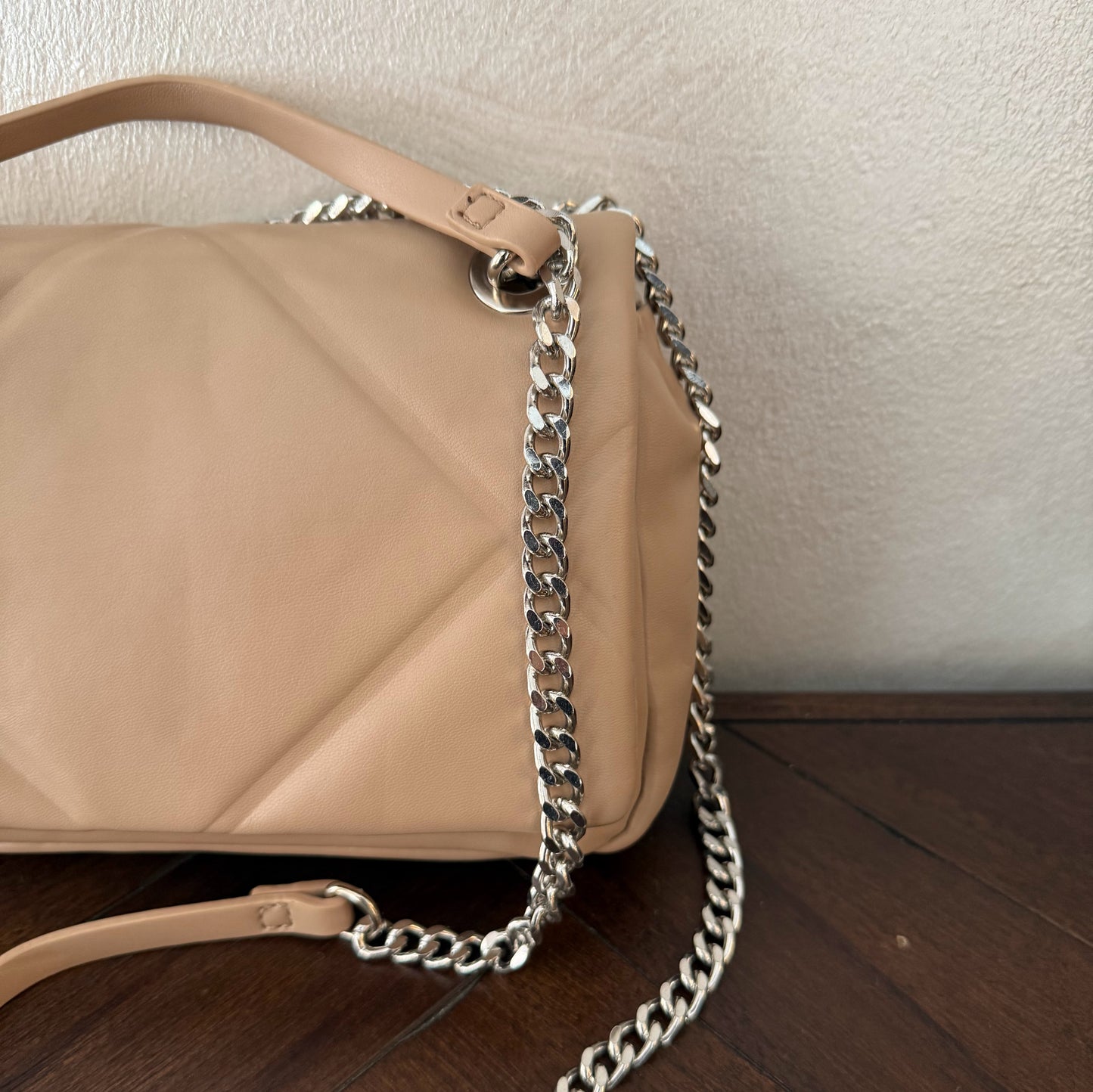 Bolso acolchado con cadena plateada metálica