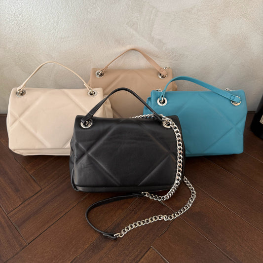 Bolso acolchado con cadena plateada metálica