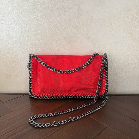 Bolso con cadena metálica estilo moderno
