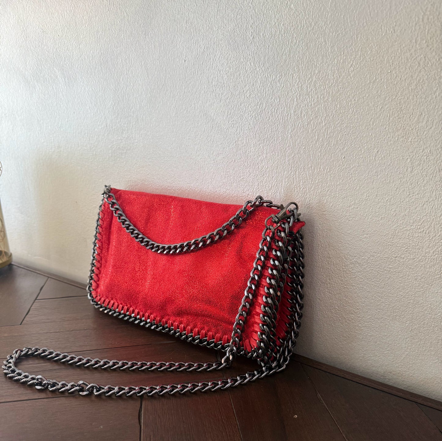Bolso con cadena metálica estilo moderno
