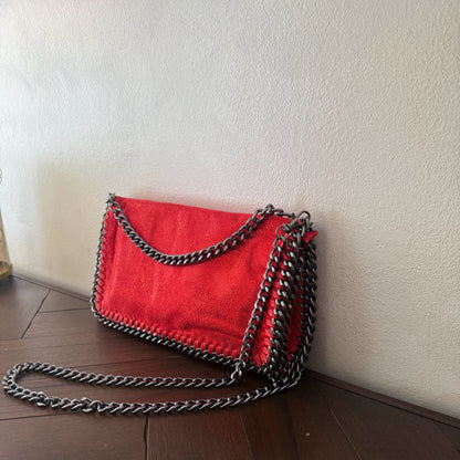 Bolso con cadena metálica estilo moderno