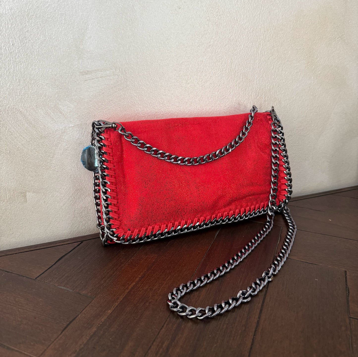 Bolso con cadena metálica estilo moderno