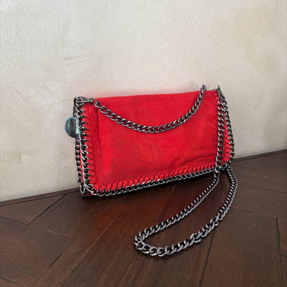Bolso con cadena metálica estilo moderno