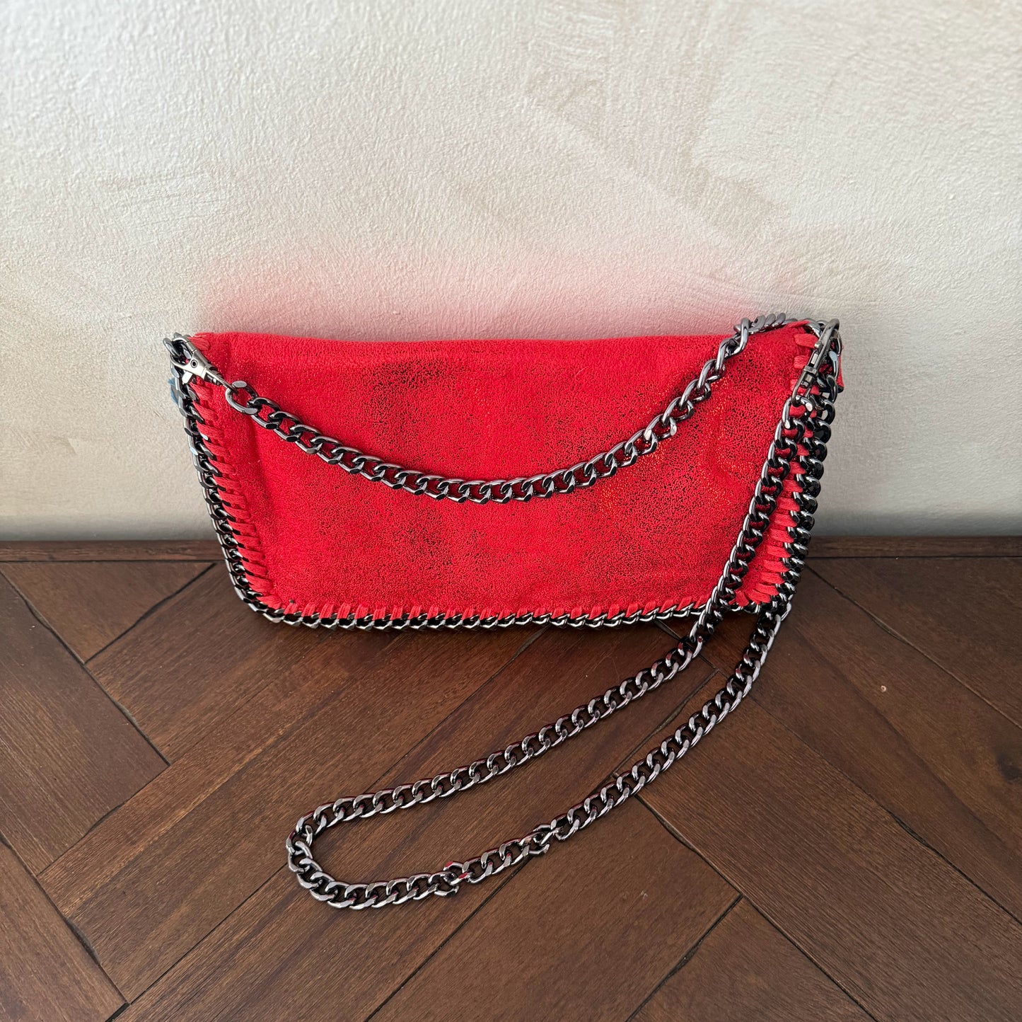 Bolso con cadena metálica estilo moderno