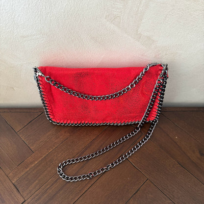 Bolso con cadena metálica estilo moderno
