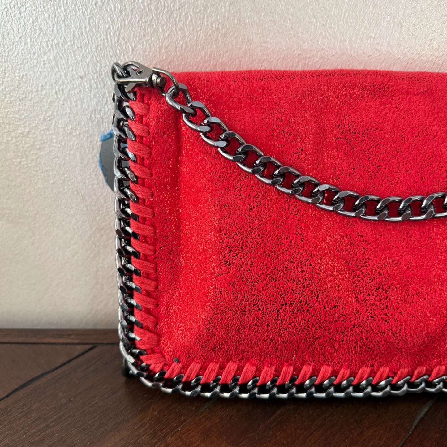 Bolso con cadena metálica estilo moderno