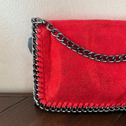 Bolso con cadena metálica estilo moderno