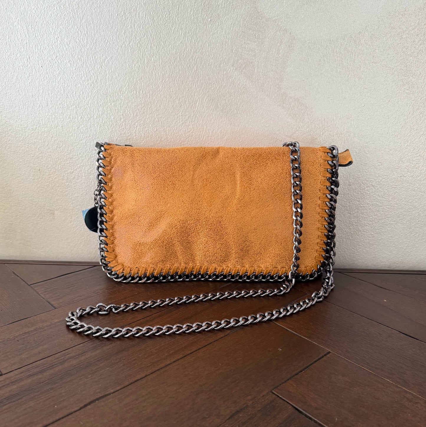 Bolso con cadena metálica estilo moderno