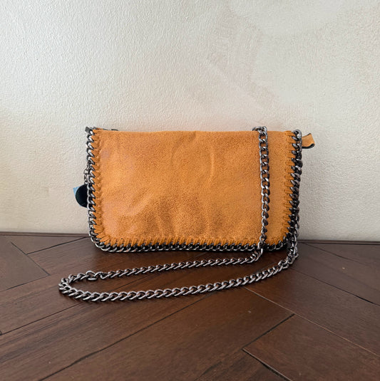 Bolso con cadena metálica estilo moderno