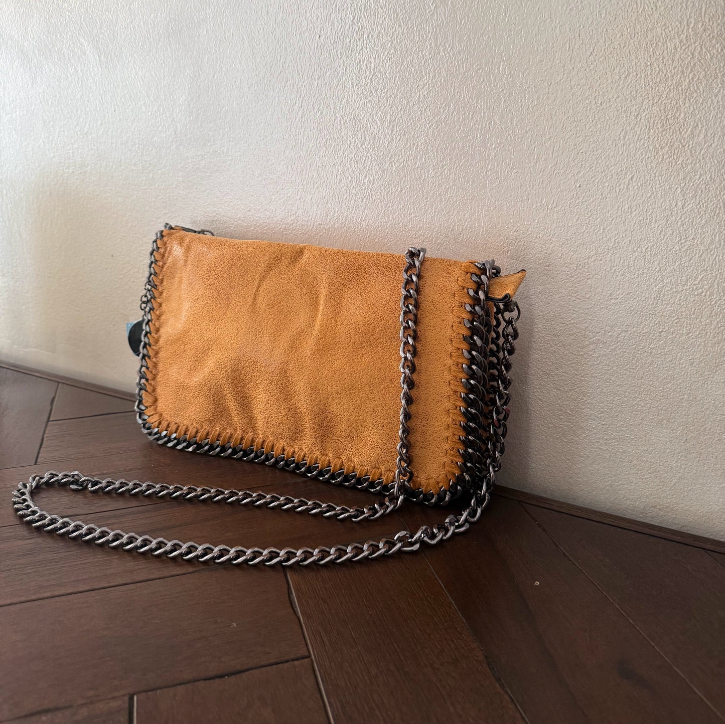Bolso con cadena metálica estilo moderno