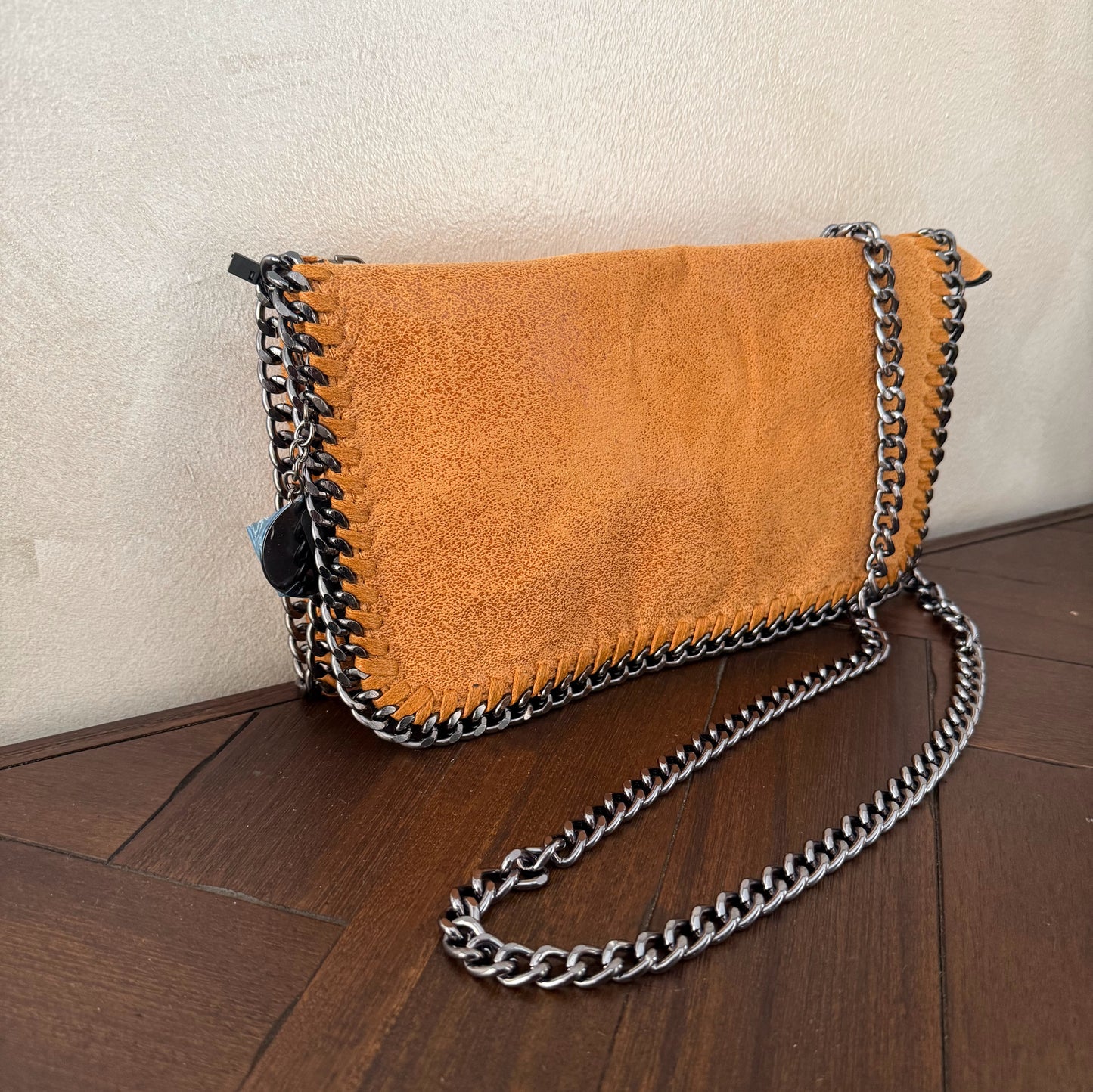 Bolso con cadena metálica estilo moderno