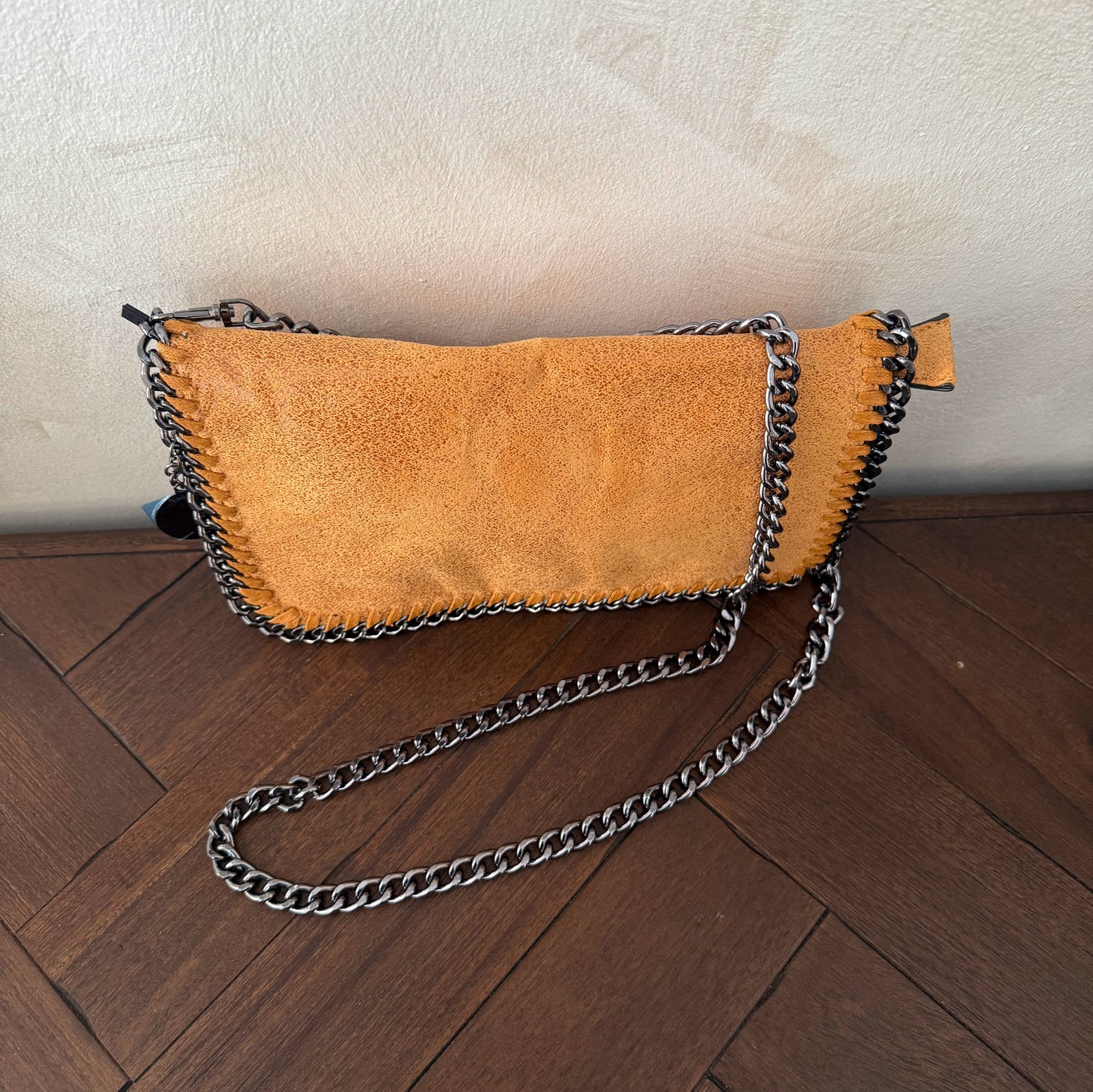 Bolso con cadena metálica estilo moderno