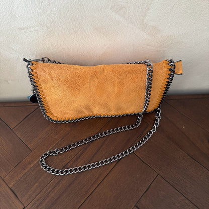 Bolso con cadena metálica estilo moderno