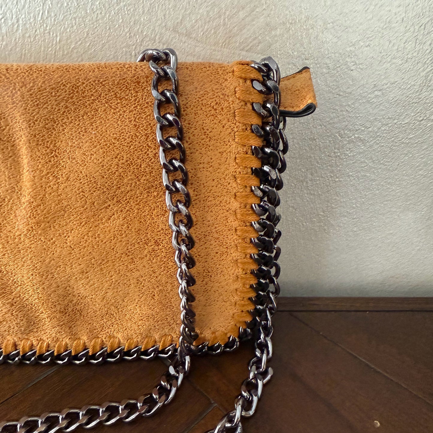 Bolso con cadena metálica estilo moderno