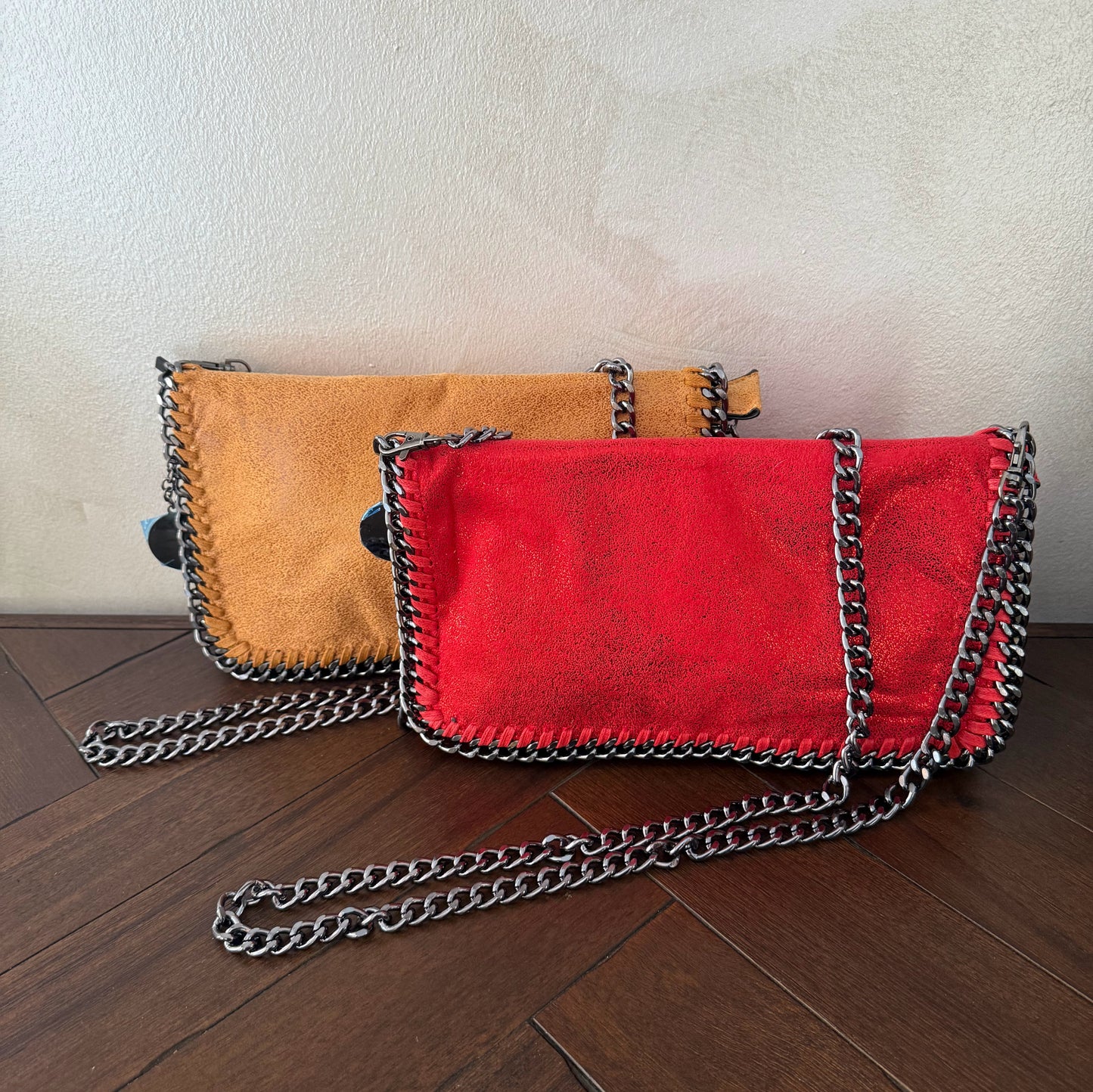 Bolso con cadena metálica estilo moderno