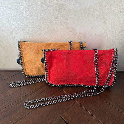 Bolso con cadena metálica estilo moderno
