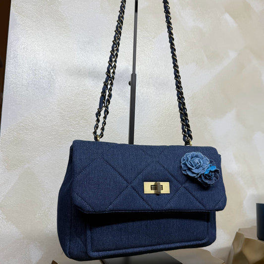 Bolso bandolera denim con detalle floral