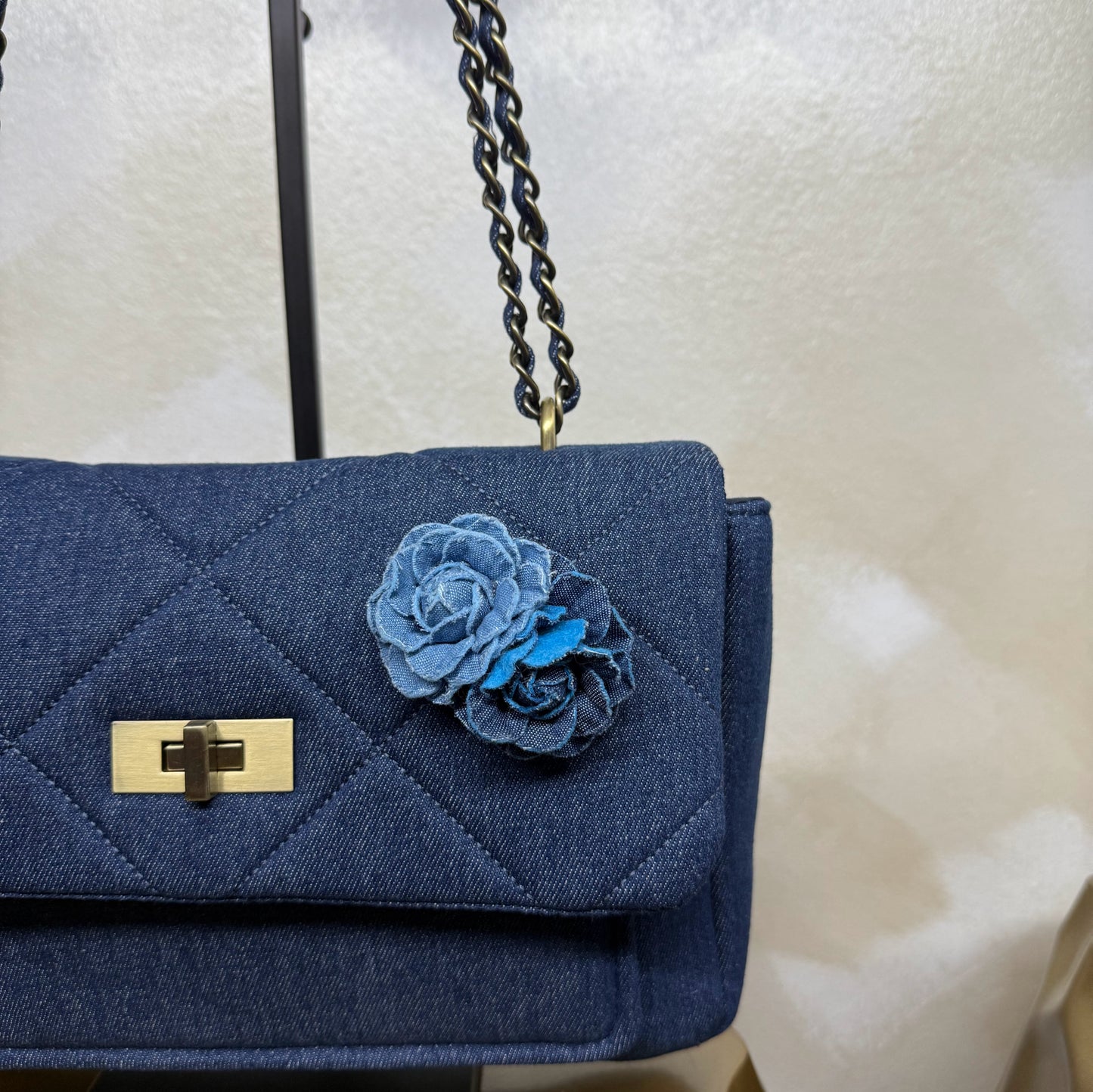 Bolso bandolera denim con detalle floral